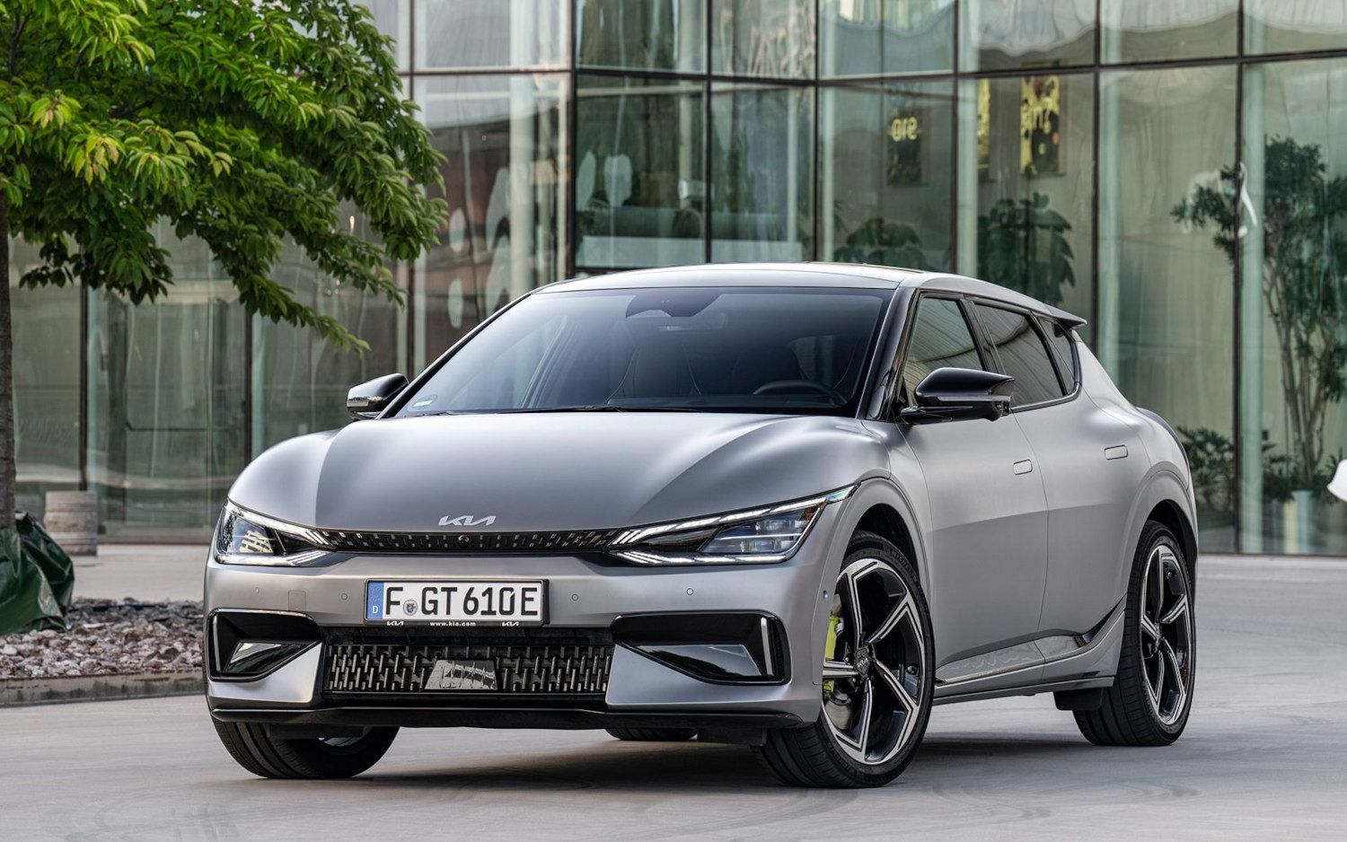 Comparison Kia Carens 2022 vs Kia EV6 GT 2023 SUV Drive